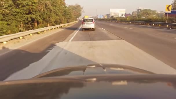 Vista Desde Automóvil Conduciendo Por Carretera Con Vehículos Cielos Despejados — Vídeos de Stock