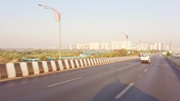 고속도로 아시아 인도에서 차량과 명확한 하늘과 고속도로에서 차에서 — 비디오