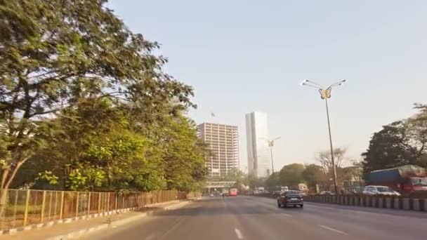 近代的な建物の木と高速道路 アジア インドの明確な空を望む都市のハイウェイストリートビュー — ストック動画