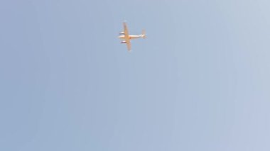 Açık mavi gökyüzünde uçan uçaklar havalimanı, Asya, Hindistan 'dan havalanan minimal seyahat konsept uçağı     