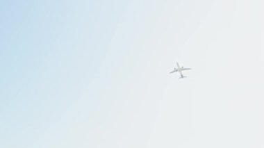 Açık mavi gökyüzünde uçan uçaklar havalimanı, Asya, Hindistan 'dan havalanan minimal seyahat konsept uçağı     