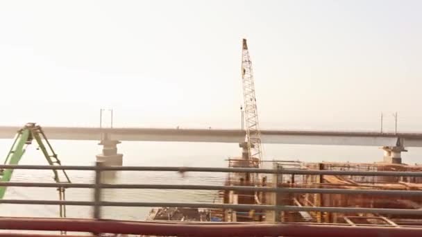 Spokojny Widok Rzekę Mostem Wschodzie Słońca Miękkie Światło Czyste Niebo — Wideo stockowe