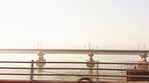 Klidný Pohled Řeku Mostem Při Východu Slunce Měkké Světlo Jasná — Stock video