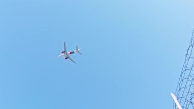 Açık mavi gökyüzünde uçan uçaklar havalimanı, Asya, Hindistan 'dan havalanan minimal seyahat konsept uçağı 