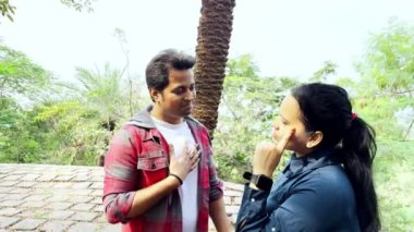 Genç Hintli çift parkta birlikte vakit geçiriyor.