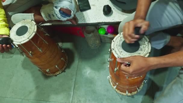 Особи Які Налаштовують Традиційний Барабан Захаращеному Столі Фокусуються Руках Інструментах — стокове відео