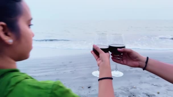 Pár Užívá Romantický Piknik Pláži Vínem — Stock video