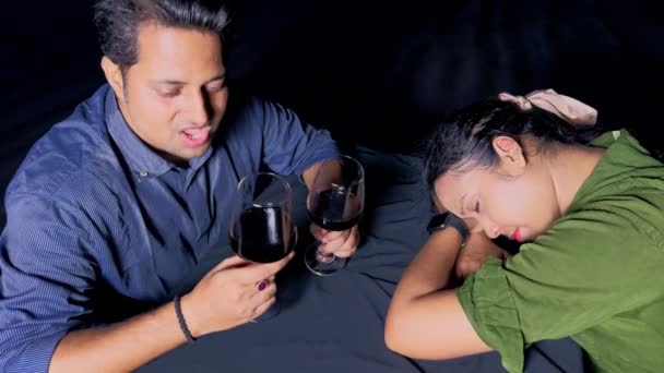 Pijany Mężczyzna Bełkocze Lub Mamrocze Jak Kobieta Śpi Przy Stole — Wideo stockowe