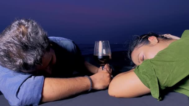 Borracho Hombre Mujer Duermen Mesa Con Copas Vino Playa Por — Vídeos de Stock
