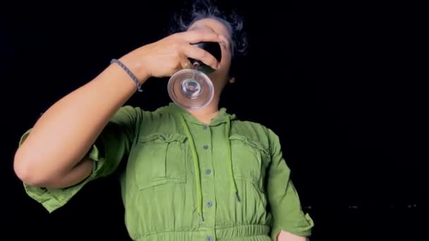 Mulher Bêbada Burble Gabble Mumbling Falando Com Copos Vinho Praia — Vídeo de Stock