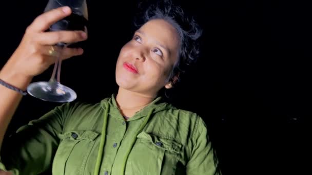 Μεθυσμένη Γυναίκα Φλυαρεί Μουρμουρίζει Όρθια Μιλώντας Ποτήρια Κρασιού Στην Παραλία — Αρχείο Βίντεο