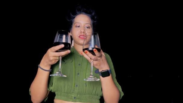 Sarhoş Kadın Mırıldanıyor Mırıldanıyor Ayakta Mırıldanıyor Geceleri Sahilde Şarap Kadehleriyle — Stok video