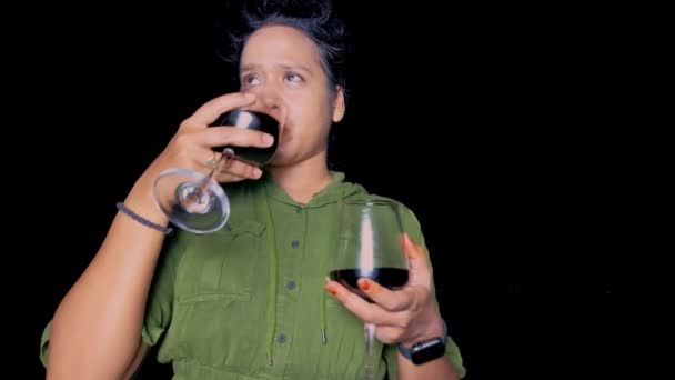 Sarhoş Kadın Mırıldanıyor Mırıldanıyor Ayakta Mırıldanıyor Geceleri Sahilde Şarap Kadehleriyle — Stok video
