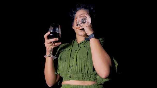 Μεθυσμένη Γυναίκα Φλυαρεί Μουρμουρίζει Όρθια Μιλώντας Ποτήρια Κρασιού Στην Παραλία — Αρχείο Βίντεο