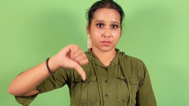 Kadın Yeşil Ekran Arka Planında Olumsuz Geri Bildirim Onay Vermediğini — Stok video