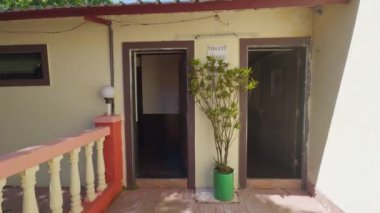 Erkekler ve kadınlar için sokak tuvaleti, ön manzara