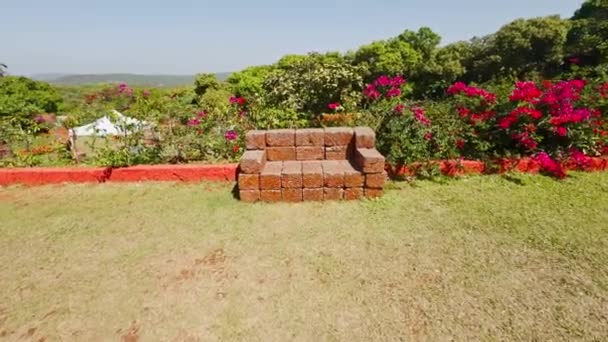 Venkovní Zahradní Terasa Moderním Hnědým Kamenným Židlí Nábytek Pulzující Květiny — Stock video