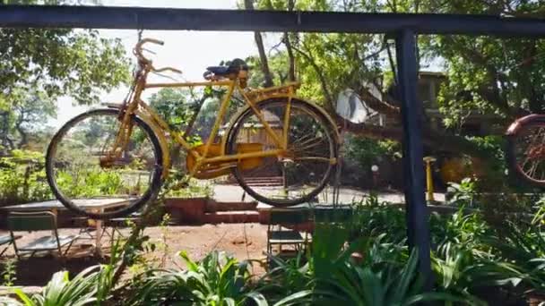 Bicicletas Coloridas Montadas Una Valla Parque Soleado — Vídeo de stock