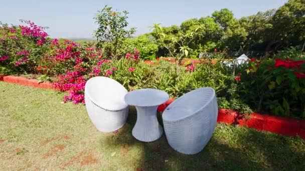 Trädgård Uteplats Med Moderna Vita Korgmöbler Och Levande Blommor Blom — Stockvideo