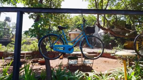 Färgglada Cyklar Monterade Ett Staket Solig Park — Stockvideo