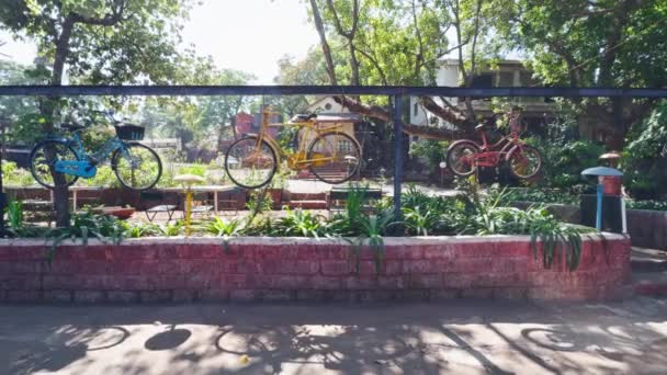 Bicicletas Coloridas Montadas Una Valla Parque Soleado — Vídeo de stock