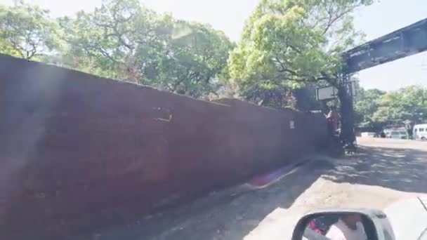 Vista Movimento Offuscata Finestrino Auto Che Mostra Alberi Muro Mattoni — Video Stock