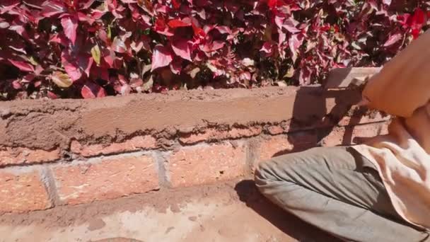 Nşaat Duvarı Için Mala Kullanan Işçiler Taze Çimentoyla Sıvanmış Aletle — Stok video