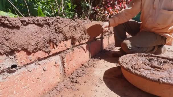 Travailleur Utilisant Une Truelle Pour Plâtrage Mur Construction Avec Ciment — Video
