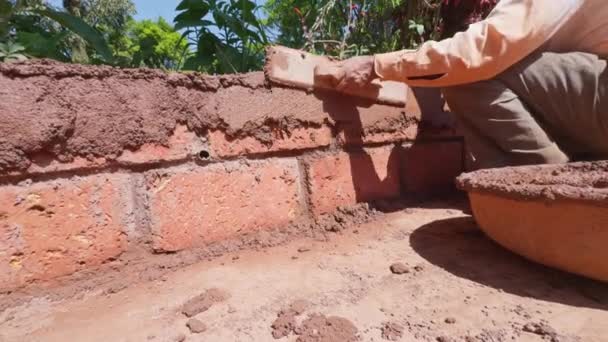 Travailleur Utilisant Une Truelle Pour Plâtrage Mur Construction Avec Ciment — Video