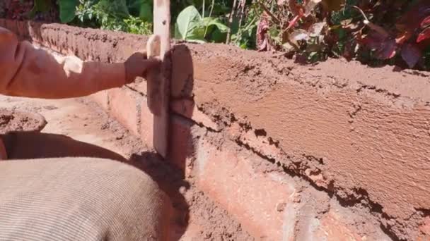 Trabalhador Usando Uma Espátula Para Reboco Parede Construção Com Cimento — Vídeo de Stock