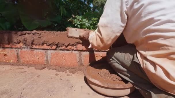 Arbetare Med Hjälp Murslev För Konstruktion Väggputsning Med Färsk Cement — Stockvideo