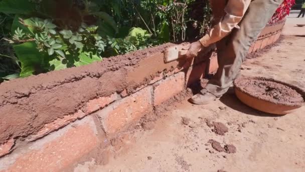 Trabajador Utilizando Una Paleta Para Construcción Pared Enlucido Con Cemento — Vídeo de stock