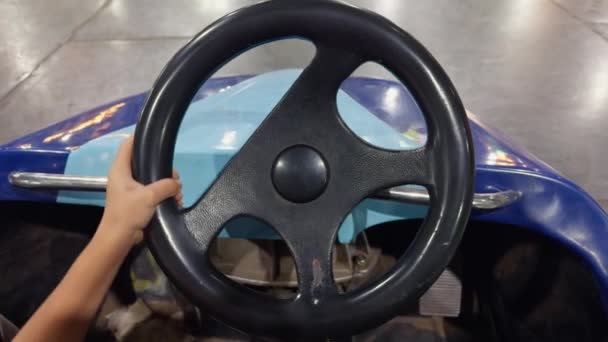 Крупный План Человек Руки Бампер Автомобиль Руль Красочными Автомобилями Заднем — стоковое видео