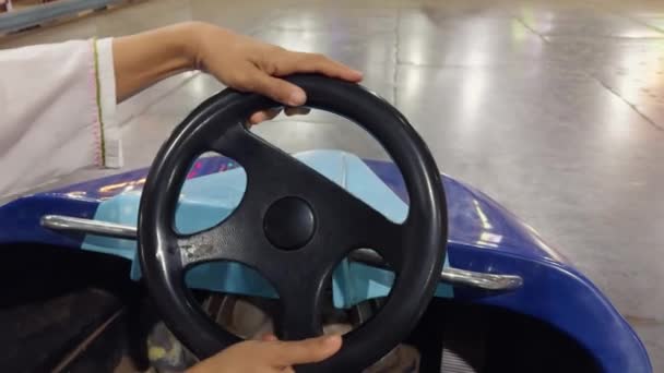 Nahaufnahme Mann Hände Auf Einem Autoscooter Lenkrad Mit Bunten Autos — Stockvideo