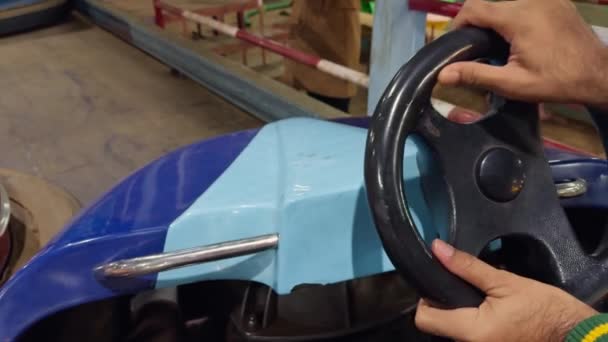 Крупный План Человек Руки Бампер Автомобиль Руль Красочными Автомобилями Заднем — стоковое видео