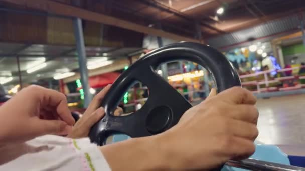 Крупним Планом Рука Людини Кермі Бампера Різнокольоровими Машинами Задньому Плані — стокове відео