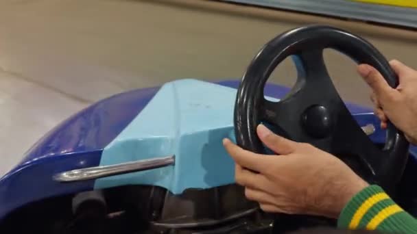 Nahaufnahme Mann Hände Auf Einem Autoscooter Lenkrad Mit Bunten Autos — Stockvideo