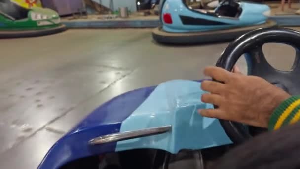 Zbliżenie Człowiek Ręce Zderzak Samochód Kierownicy Kolorowe Samochody Tle Parku — Wideo stockowe