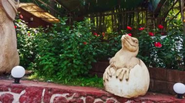 Bahçedeki çiçekli heykeller