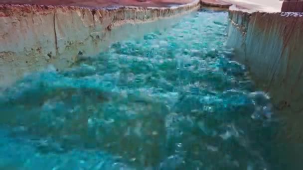 Протікає Блакитна Вода Через Бетонний Канал Зображенням Системи Управління Міською — стокове відео