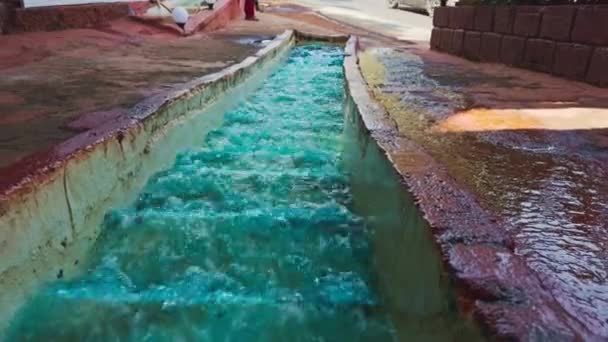 Corrente Água Azul Flui Através Canal Concreto Que Descreve Sistema — Vídeo de Stock