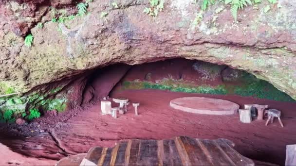 ピクニックスポット 自然と穏やかな自然を提供する赤い砂の床の洞窟にロシアの石の家具 — ストック動画