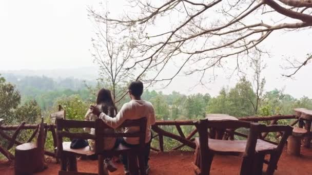자연에 둘러싸인 전망을 즐기는 소박한 테이블과 커플과 Serene — 비디오