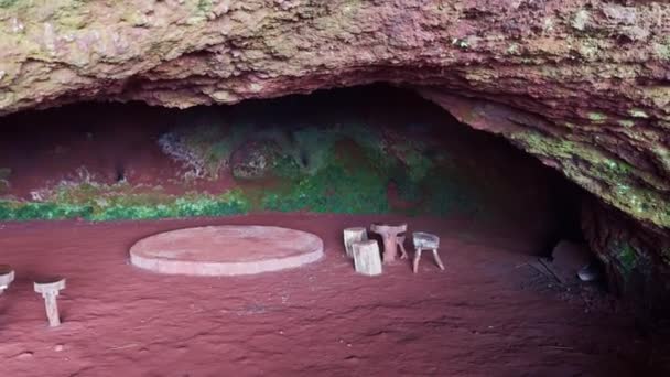 在一个红色砂质地面的洞穴里 有一些乡村式的石制家具 提供了自然宁静的环境 — 图库视频影像