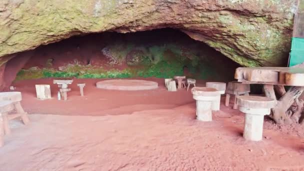 Деревенская Каменная Мебель Пещере Красным Песчаным Полом Предлагает Естественный Спокойный — стоковое видео