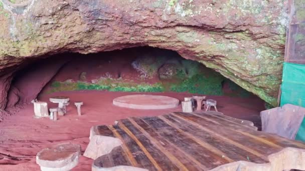 ピクニックスポット 自然と穏やかな自然を提供する赤い砂の床の洞窟にロシアの石の家具 — ストック動画
