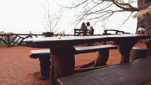 자연에 둘러싸인 전망을 즐기는 소박한 테이블과 커플과 Serene — 비디오