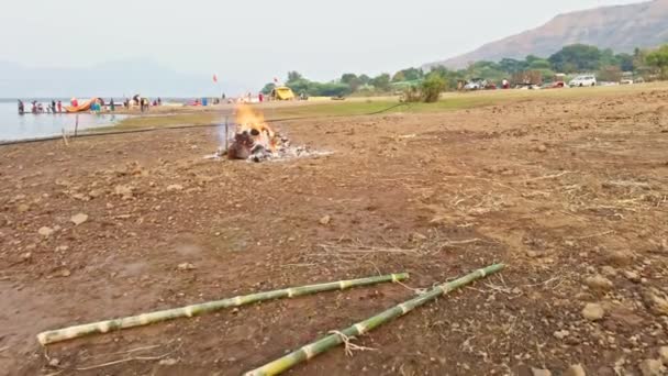 힌두교 화장품 장례식 Varanasi Ghat 시체를 태우고 — 비디오