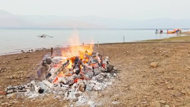 Палаюче Мертве Тіло Індуїстській Кремації Похоронний Вогонь Varanasi Ghat Гепард — стокове відео