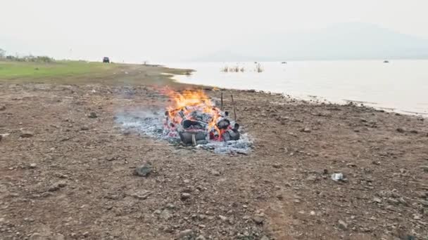 Сжигание Трупа Индуистской Кремации Погребальный Огонь Варанаси Гат Кремация Гепарда — стоковое видео
